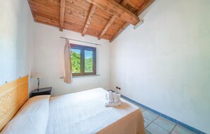 1 bedroom, bed sheets