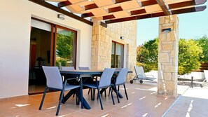 Outdoor dining - Villa Olivia (Coral Bay)