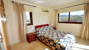 3 quartos, ferros/tábuas de passar roupa, berço de viagem