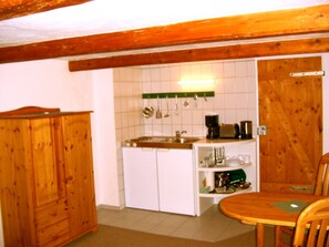 Køleskab, kaffe-/temaskine, elkedel, brødrister