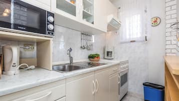 Refrigerador, parrilla de estufa y cafetera y tetera
