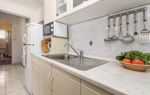 Frigorífic, placa de cuina i cafetera i tetera