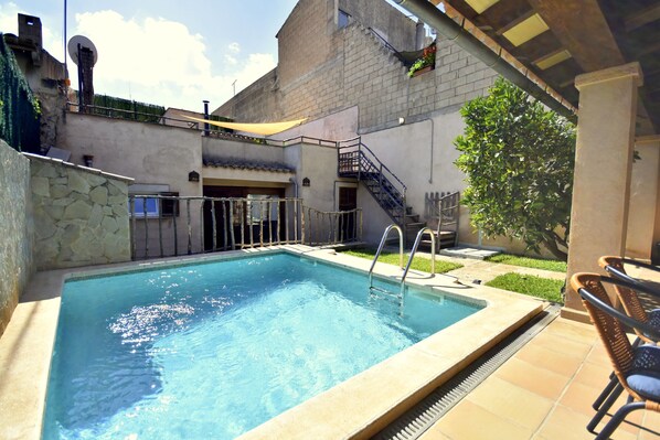 Unclassified image, 1 of 27, button