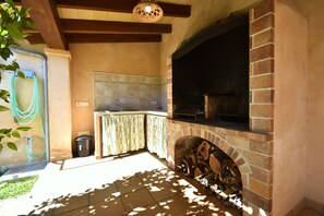 Unclassified image, 4 of 27, button