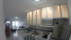 Full-sized fridge, microwave, cookware/dishes/utensils - Departamento Sol mar y Playa Cancun 001 (Cancun)