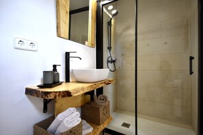 Regadera, secadora de cabello, bidet, toallas 
