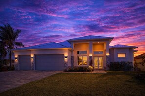Exterior - Your vacation starts here with Exclusive Tropical Villas🌴☀️🌴 3 bedroom & 3 bath. (Cape Coral)