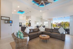 Smart-TV, peis, DVD-spiller og bøker