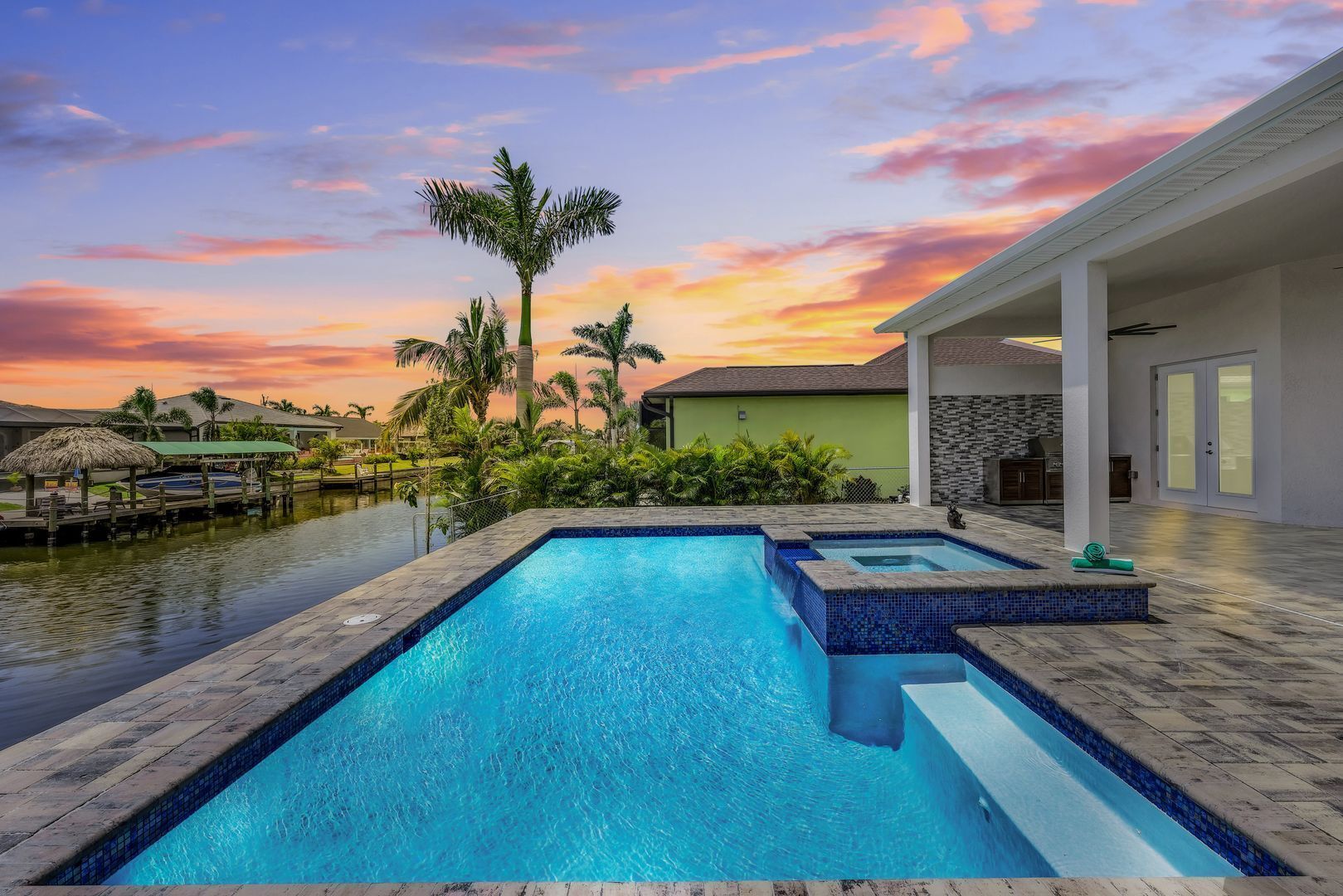 Alberca al aire libre y alberca climatizada