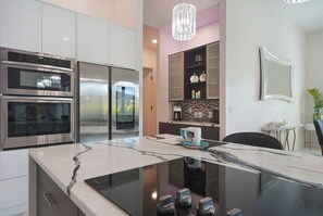 Refrigerador, microondas, horno, placa de cocina