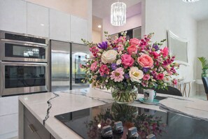 Kühlschrank, Mikrowelle, Ofen, Herdplatte