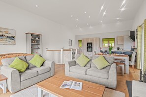 TV, DVD player - Luxury home with shared swimming pool, gym, sauna & free WiFi !!! (Looe)