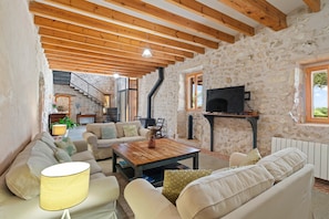 Televisión y chimenea