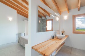 6 habitaciones, tabla de planchar con plancha, cuna de viaje y wifi