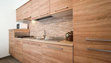 Frigorifero, microonde, forno, piano cottura