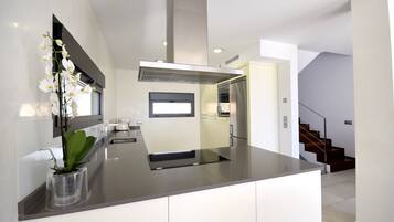 Een koelkast, een microgolfoven, een oven, een vaatwasser