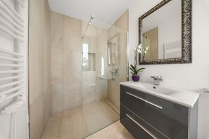 Shower, hair dryer, towels, soap - Luxury beach house Randemar (Porto Cristo) - 784532 Luxury beach house Randemar (Porto Cristo Novo)