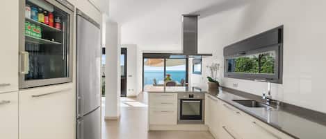 Refrigerador, microondas, horno y lavavajillas