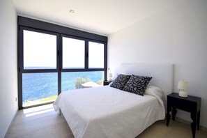 4 makuuhuonetta, silitysrauta/-lauta, vauvan matkasänky, Wi-Fi