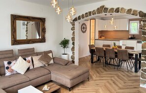 Fernseher, Kamin, Tischfußball, Tischtennisplatte