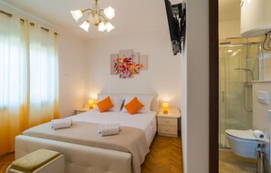 3 bedrooms, travel cot, WiFi, bed sheets
