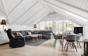 Televisión, chimenea y reproductor de DVD 