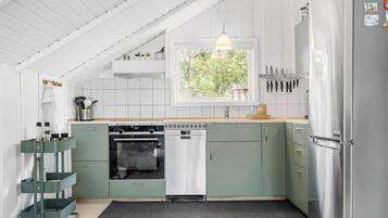 Køleskab, kogeplade, opvaskemaskine, kaffe-/temaskine