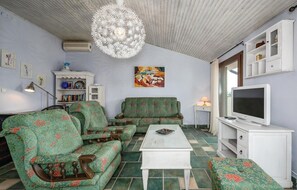 Télévision, lecteur de DVD, baby-foot, table de tennis de table