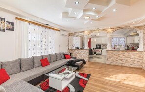 TV, tavolo da calcetto, tavolo da ping pong, impianto stereo