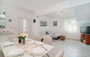 Dining - Awesome home in Sutivan (Sutivan)