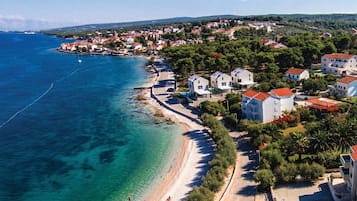 Una spiaggia nelle vicinanze