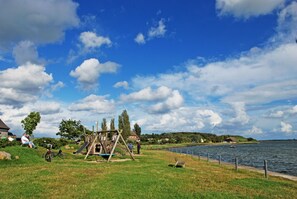 Children’s area - 06 Holiday apartment Bauernrose with lake view - Haus am Höft in Gager with lake view (Gager)