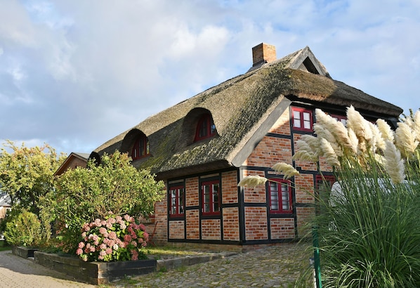 Exterior - 06 Holiday apartment Bauernrose with lake view - Haus am Höft in Gager with lake view (Gager)
