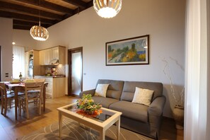 TV - Villa Rosi - Two-room apartment with swimming pool (LAUREANA CILENTO)