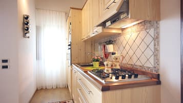 Jääkaappi, mikroaaltouuni, uuni, liesi