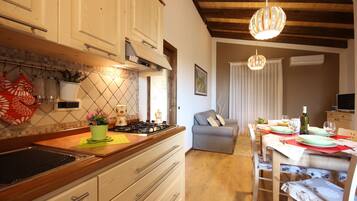 Jääkaappi, mikroaaltouuni, uuni, liesi