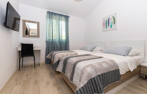 4 bedrooms, travel crib, free WiFi, bed sheets