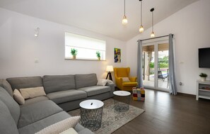 TV, fireplace, table tennis