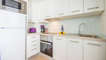 Een koelkast, een microgolfoven, een oven, een kookplaat