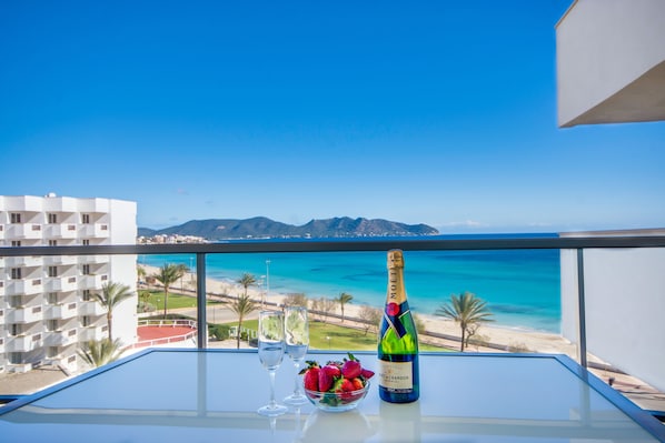 Outdoor dining - MODERN SEA VIEW APARTMENT DIRECTLY ON THE BEACH (Cala Millor)