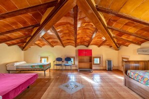 7 quartos, escrivaninha, ferros/tábuas de passar roupa, berço de viagem
