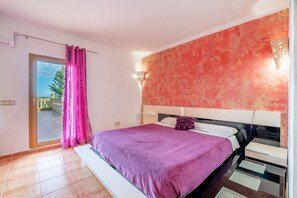 7 bedrooms, desk, iron/ironing board, travel cot