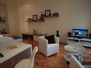 Una televisión, libros, un reproductor estéreo