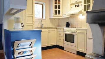 Refrigerador, parrilla de estufa y cafetera y tetera