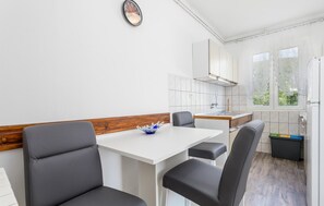 ثلاجة، موقد طهي مسطح، ماكينة لصنع القهوة/الشاي