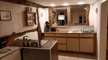 Fridge, oven, coffee/tea maker, electric kettle