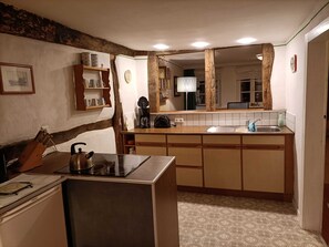 Kühlschrank, Ofen, Wasserkocher mit Kaffee-/Teezubehör, Wasserkocher