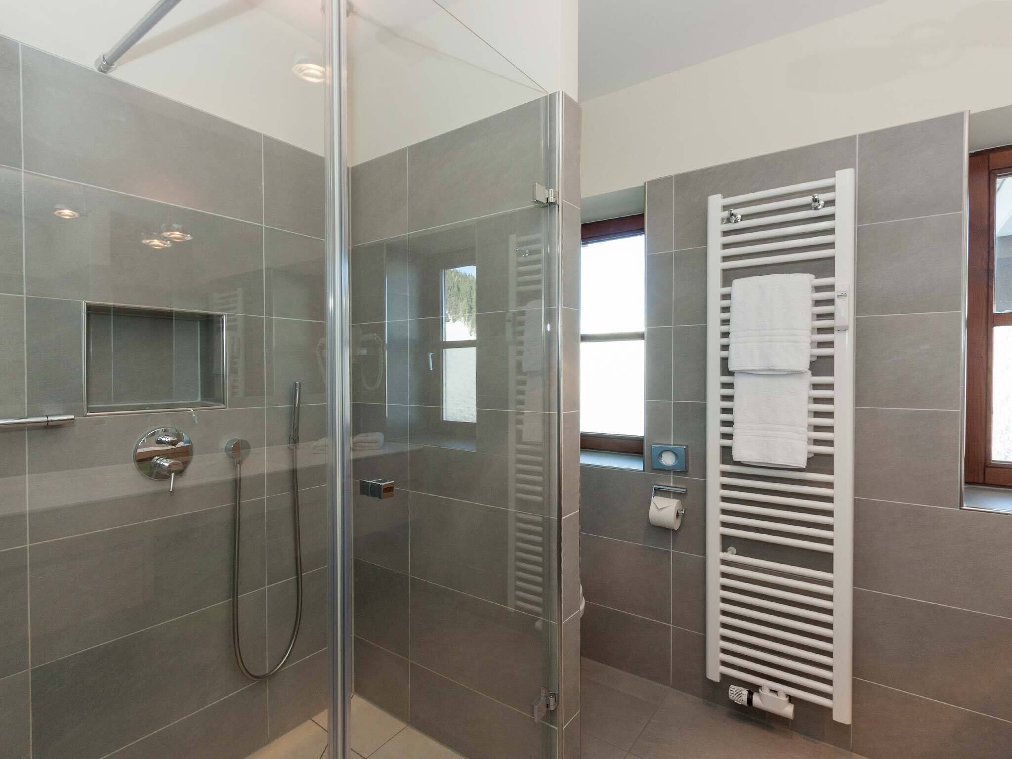 Douche, sèche-cheveux, serviettes fournies