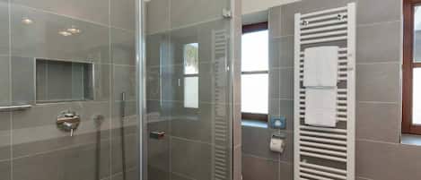 Douche, sĂšche-cheveux, serviettes fournies