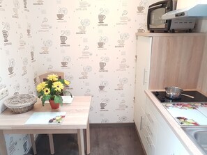 Réfrigérateur, micro-ondes, four, cafetière/bouilloire